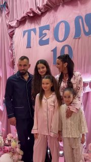 Групповая фотография: Ксения Бородина с гостями и детьми на фоне розовой декорации TEONA 10, все в праздничных нарядах и пижамах