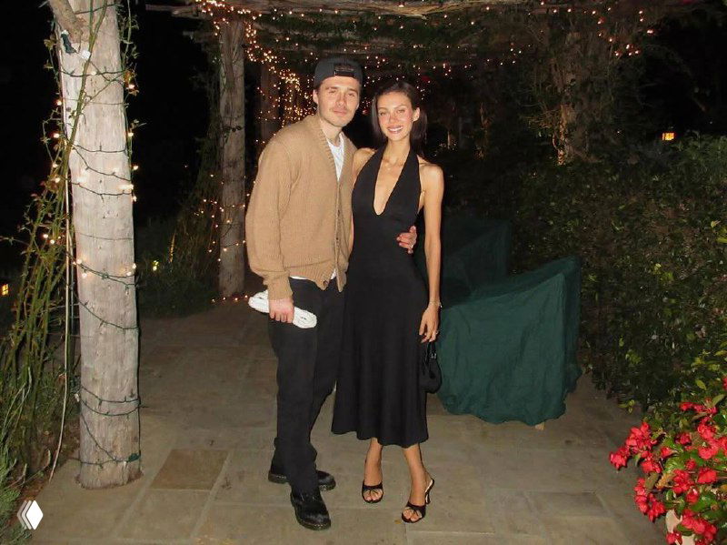 Сильные цифровые искажения на снимке: фрагмент ночной прогулки с размытой фигурой пары и явными артефактами изображения.