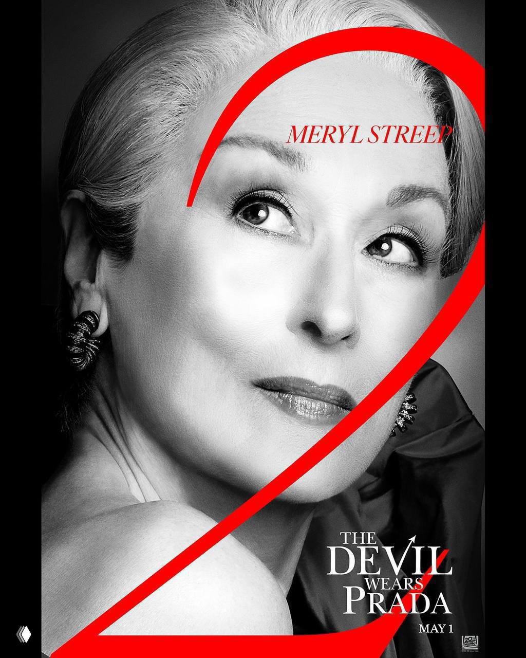 Крупный чёрно‑белый портрет Мэрил Стрип на постере «Дьявол носит Prada 2», графическая красная линия формирует цифру два поверх изображения.