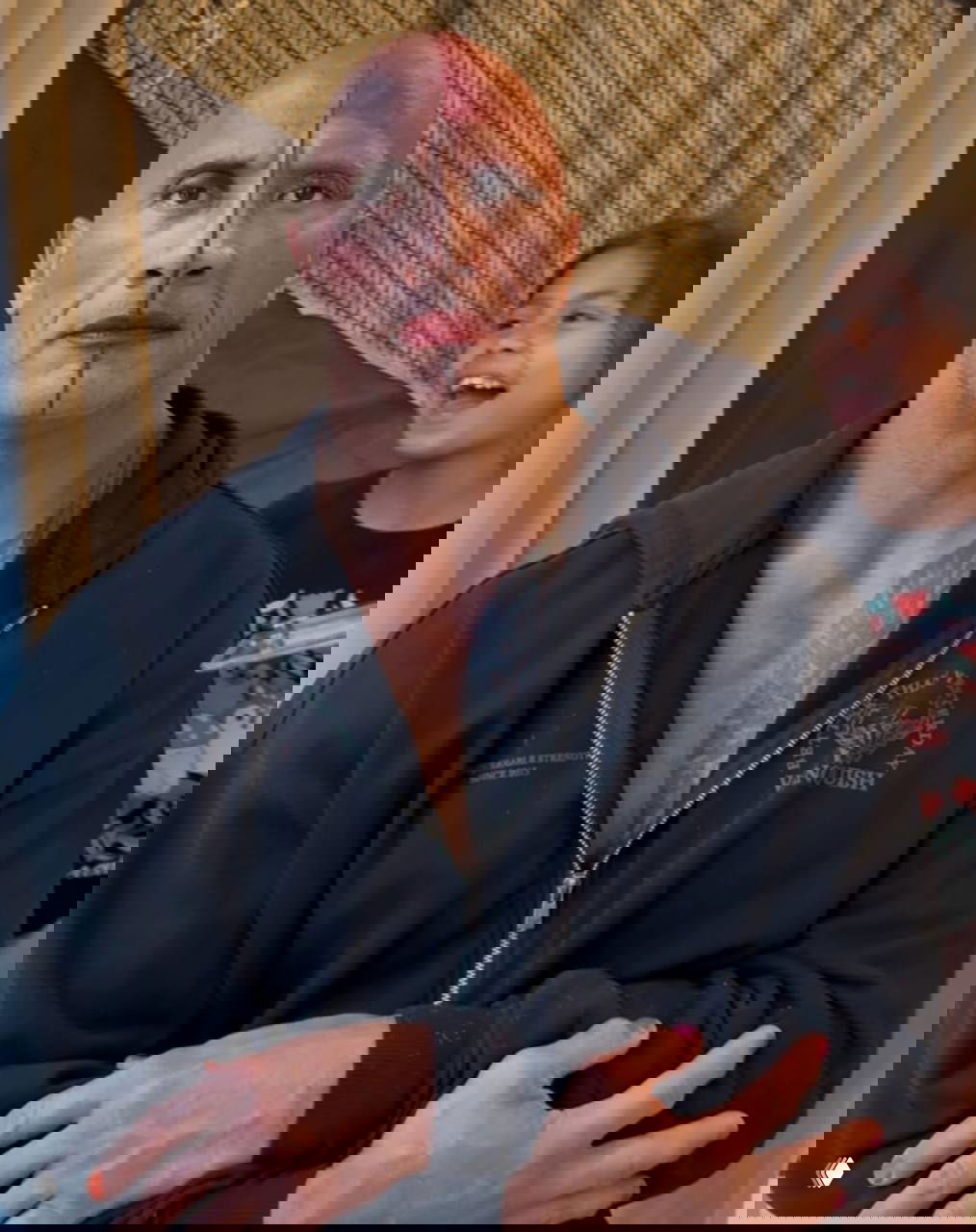 Дуэйн Джонсон с оригинальным макияжем на лице, рядом весело смеётся ребёнок; домашний снимок с игривой атмосферой и контрастом выражения актёра.