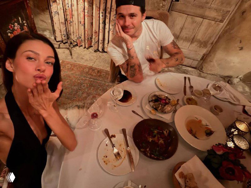 Искажённый кадр праздничного стола и гостей: коллаж из фото с сильным цифровым шумом, лица и предметы частично деформированы.