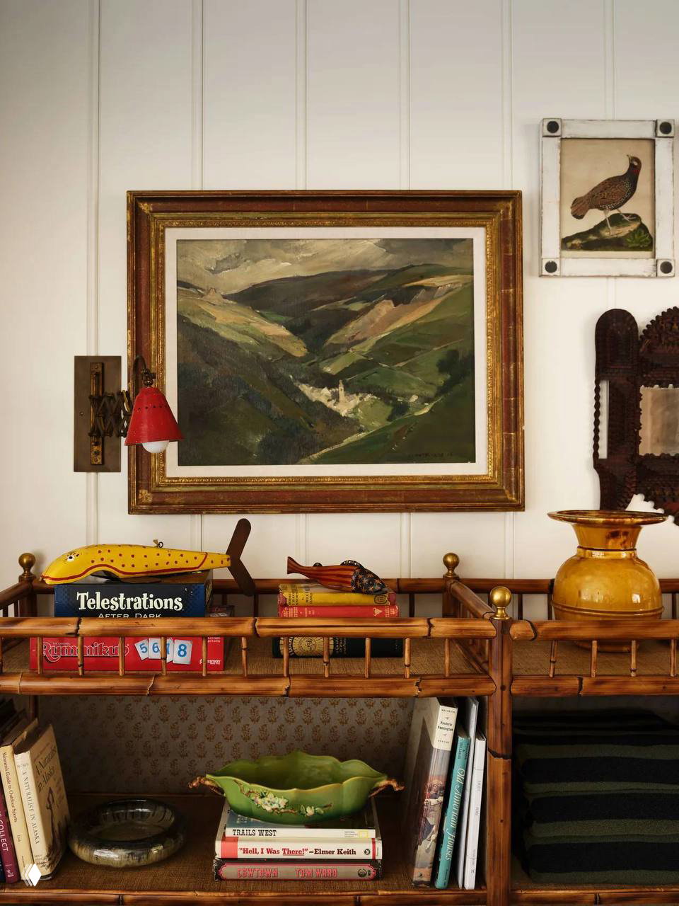 Декоративная полка с картинами, книгами и винтажными предметами — коллекционные элементы и аксессуары добавляют характер интерьеру горного дома Кендалл.