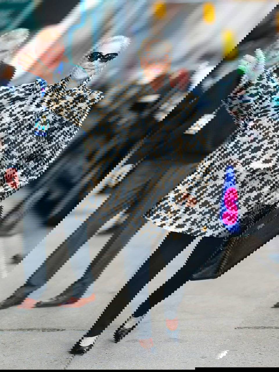 Мэрил Стрип в леопардовом пальто Givenchy машет рукой на улице Нью-Йорка; образ дополнен чёрными брюками, туфлями и сумкой.