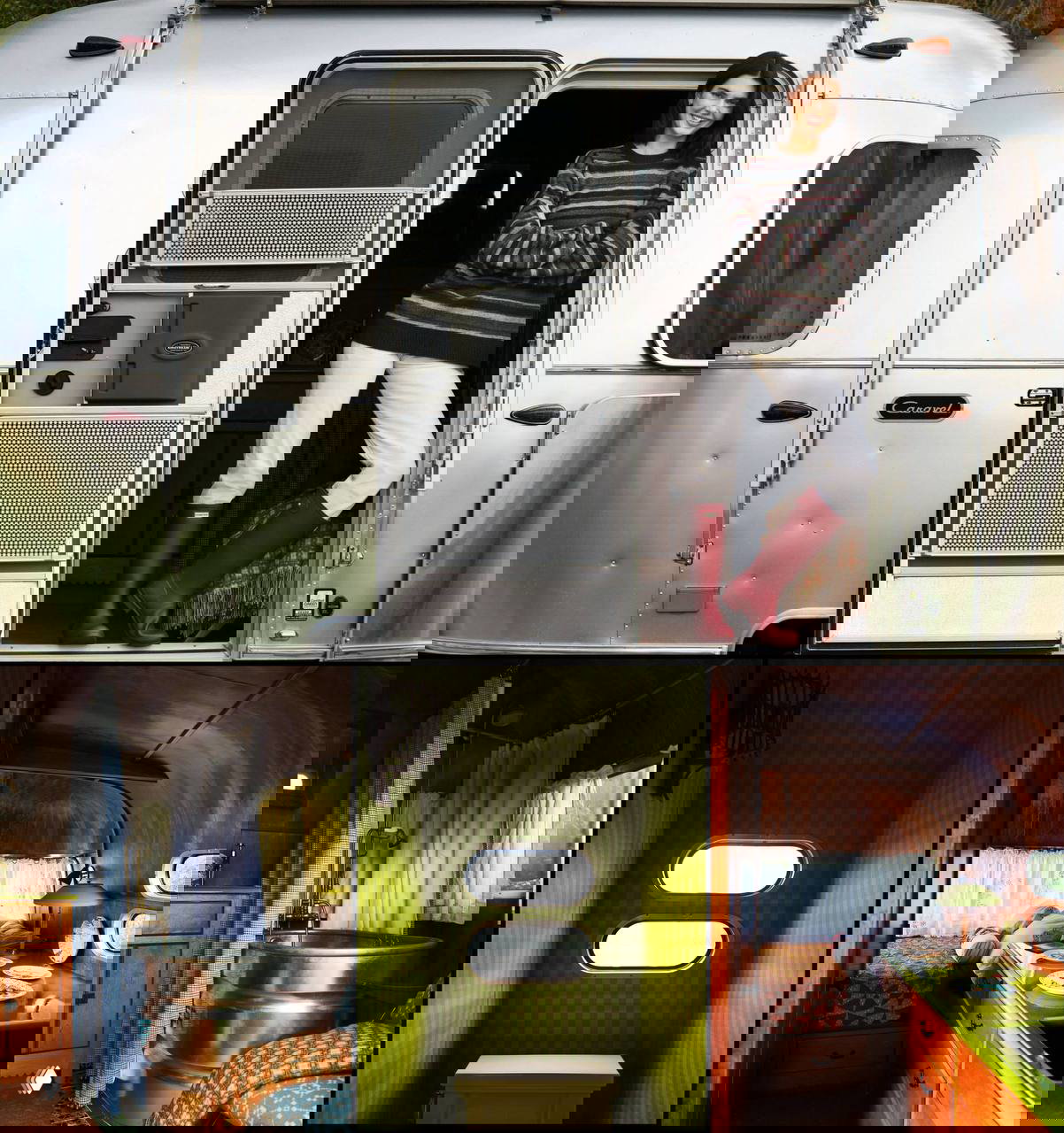 Кендалл у входа в серебристый трейлер Airstream на участке дома: контраст между интерьером дома и мобильной зоной отдыха на природе.