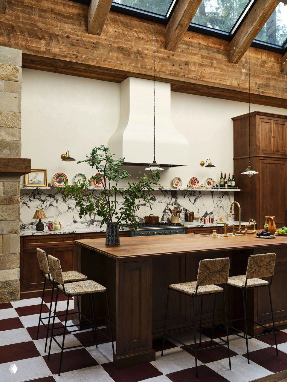 Кухня с деревянным островом, мраморной столешницей и винтажными элементами: сочетание классики и деревенского стиля в функциональном пространстве.