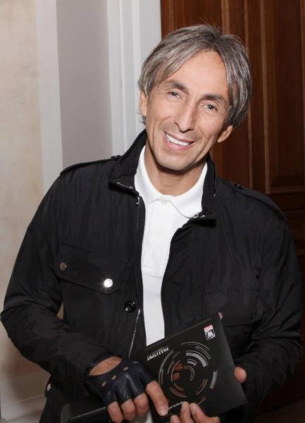 Портрет Умара Джабраилова в темной куртке, улыбающийся в помещении — иллюстрация к новости о его смерти и заявлениях дочери Альвины.