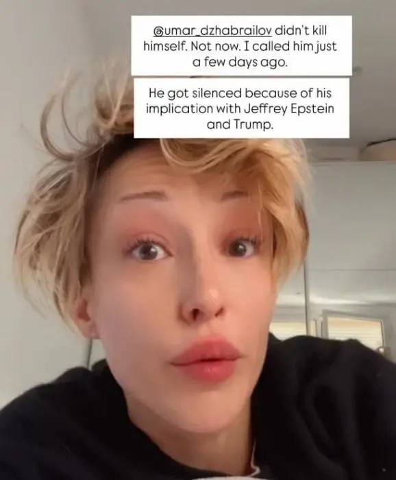 Видео-селфи девушки (Альвины) с короткими светлыми волосами, на экране вставлен текст о том, что отец не мог покончить с собой из-за причастности к делу Эпштейна и Трампа.