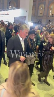 Песков в окружении гостей на ярмарке современного искусства «Арт Россия», общий план с экспонатами и посетителями в павильоне