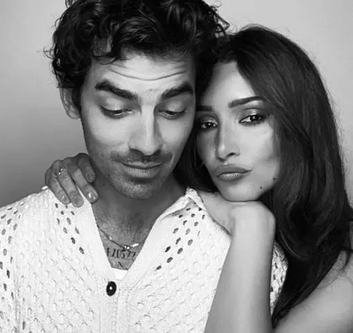 Чёрно-белый портрет Джо Джонаса и Татьяны Габриэлы: пара вплотную, выразительные лица и камерная, стильная атмосфера студийного кадра.