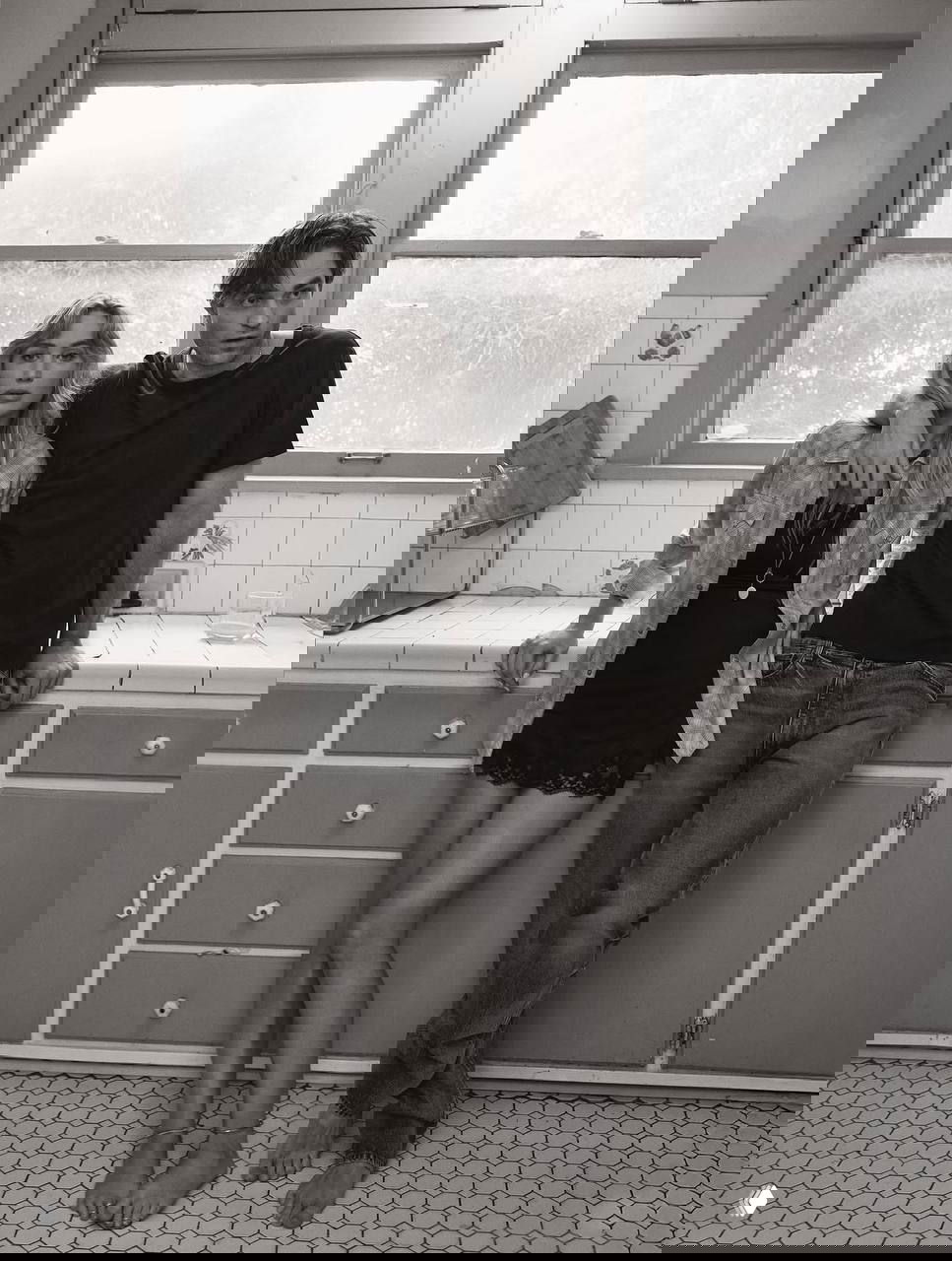 Роберт Паттинсон и Дженнифер Лоуренс в чёрно-белой фотосессии V Magazine у кухонной раковины — кадр в духе бытовой интимности.