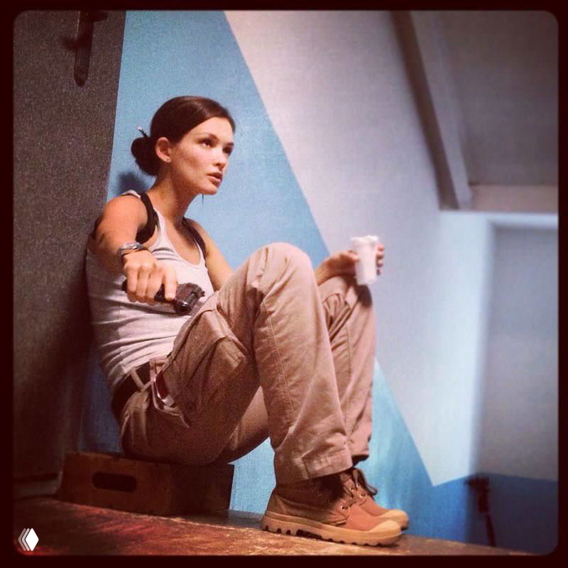 Паулина Андреева отдыхает на паузе: актриса в повседневной одежде сидит с чашкой, кадр показывает будни съёмочного процесса.