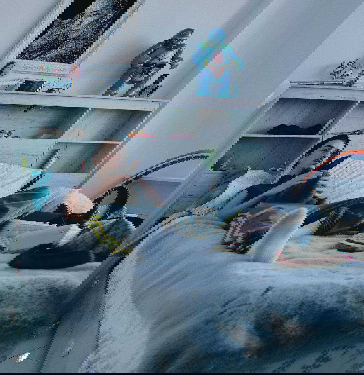 Тимоти Шаламе лежит на кровати и гладит кролика в кадре фотосессии для W Magazine; домашний интерьер, предметы и реквизит вокруг актёра.