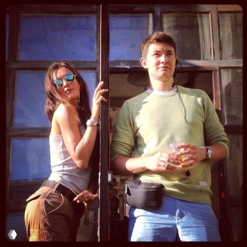 Закулисный снимок: Паулина Андреева рядом с коллегой на фоне оконной декорации — дружеская сцена с площадки сериала «Метод».