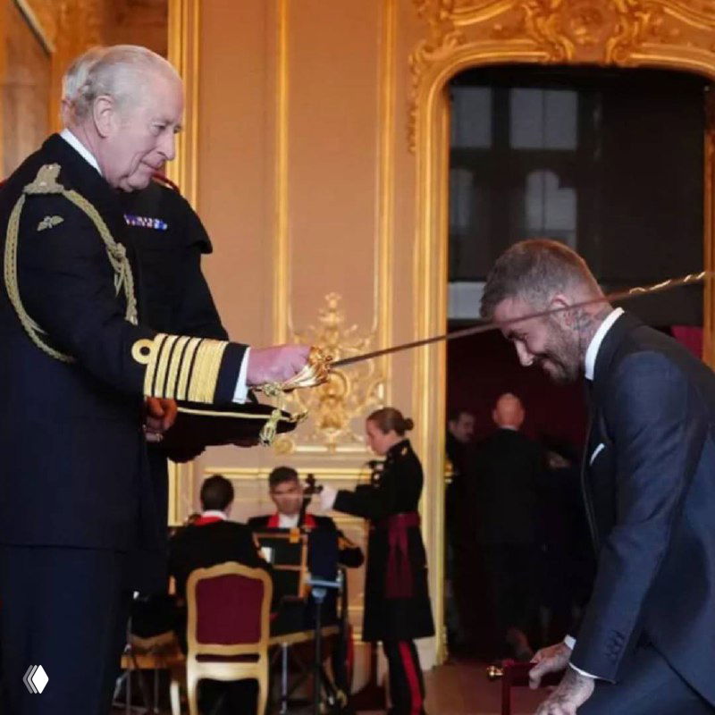 Искажённое/повреждённое фото с цветными диагональными артефактами, частично различимы люди в формальной одежде внутри помещения.