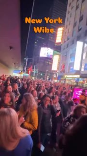 Большая толпа фанаток в Таймс-сквер, Нью‑Йорк, люди держат телефоны и снимают, уличная ночная сцена во время концерта Валерия Меладзе