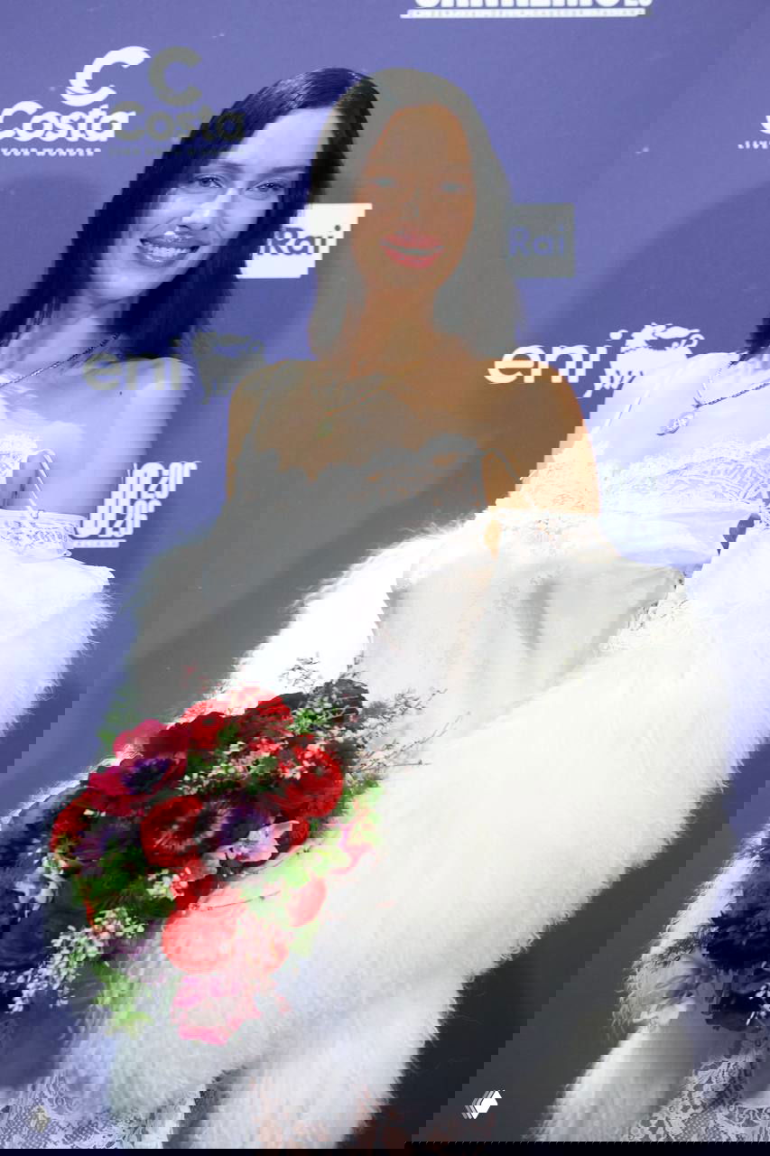 Ирина Шейк в белом платье на фестивале Сан-Ремо