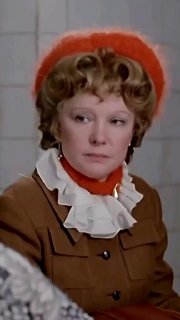 Молодой портрет женщины с короткой светлой причёской и лёгким макияжем, улыбка и мягкий взгляд — архивный кадр из ранних лет карьеры.