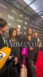 На фото: Ая, солистка «Город 312», вместе с коллегами на красной дорожке перед шоу — в кадре микрофоны и пресс‑волл с логотипами.