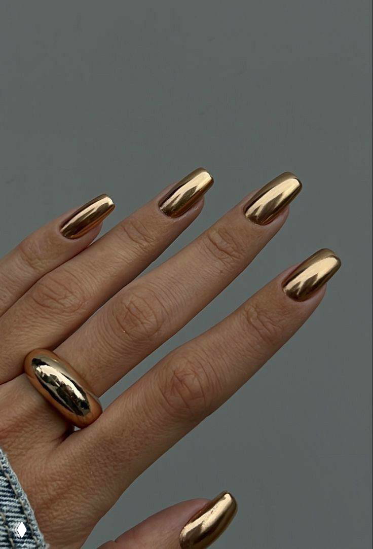 Золотой хром и зеркальные покрытия на удлинённых ногтях, подчёркивающие праздничность образа и эффект металлика в новогоднем маникюре 2026.