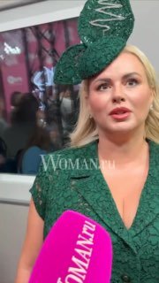 Анна Семенович в зелёном наряде даёт интервью; на переднем плане розовый микрофон с логотипом Woman.ru.