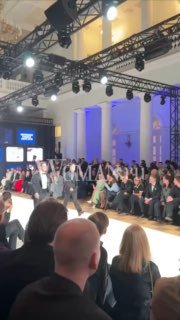 Широкий план показа Henderson с подиумом и заполненными первыми рядами: гости наблюдают за выходами моделей при потолочных люстрах.