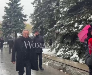 Группа людей и журналистов у входа на церемонию прощания, толпа под деревьями и снегом, кадр с атмосферой похоронного мероприятия в Москве.