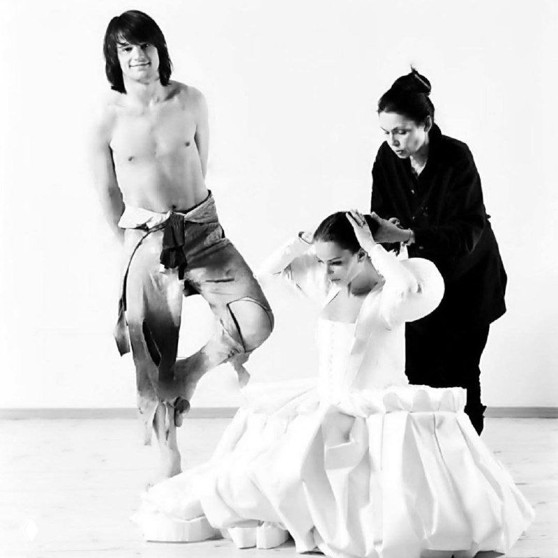 Чёрно‑белые архивные кадры в студии: фигуры и движения в элегантных нарядах на светлом фоне, фотография 2007 года.