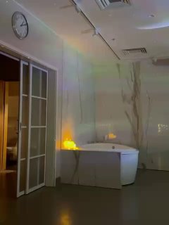 Интерьер палаты или процедурной комнаты в роддоме: ванна, мягкое освещение и уютная подсветка — атмосфера после выписки.