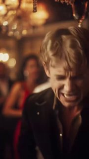 Эмоциональный кадр исполнителя или актёра в сумеречной обстановке — образ, подчеркивающий драматичность музыкальной композиции по стихам Есенина.