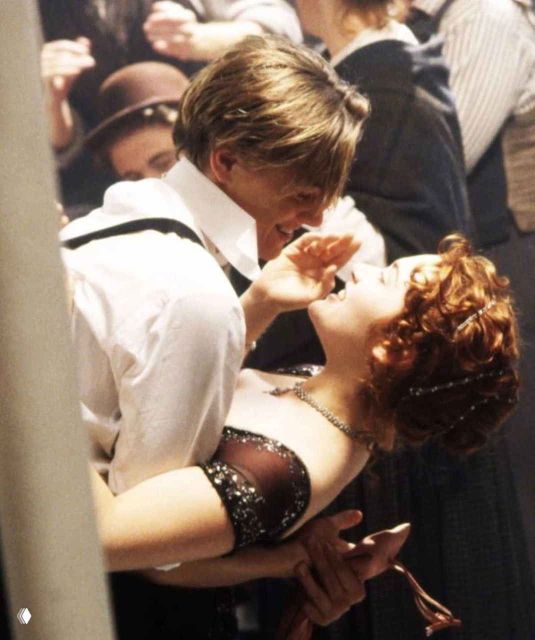 Постановочный кадр: ДиКаприо и Уинслет в воде на аварийной палубе декораций, съёмочная иллюстрация катастрофической части фильма.