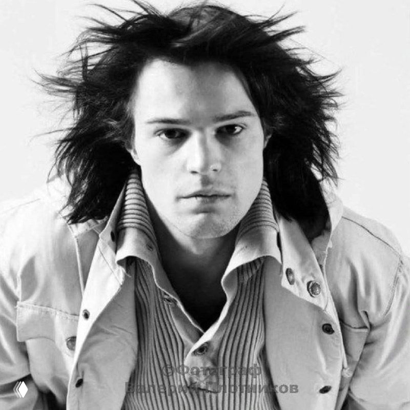 Архивное студийное фото в чёрно‑белой гамме: крупный план и полуфигура в текстурированной одежде, эстетика 2000-х годов.