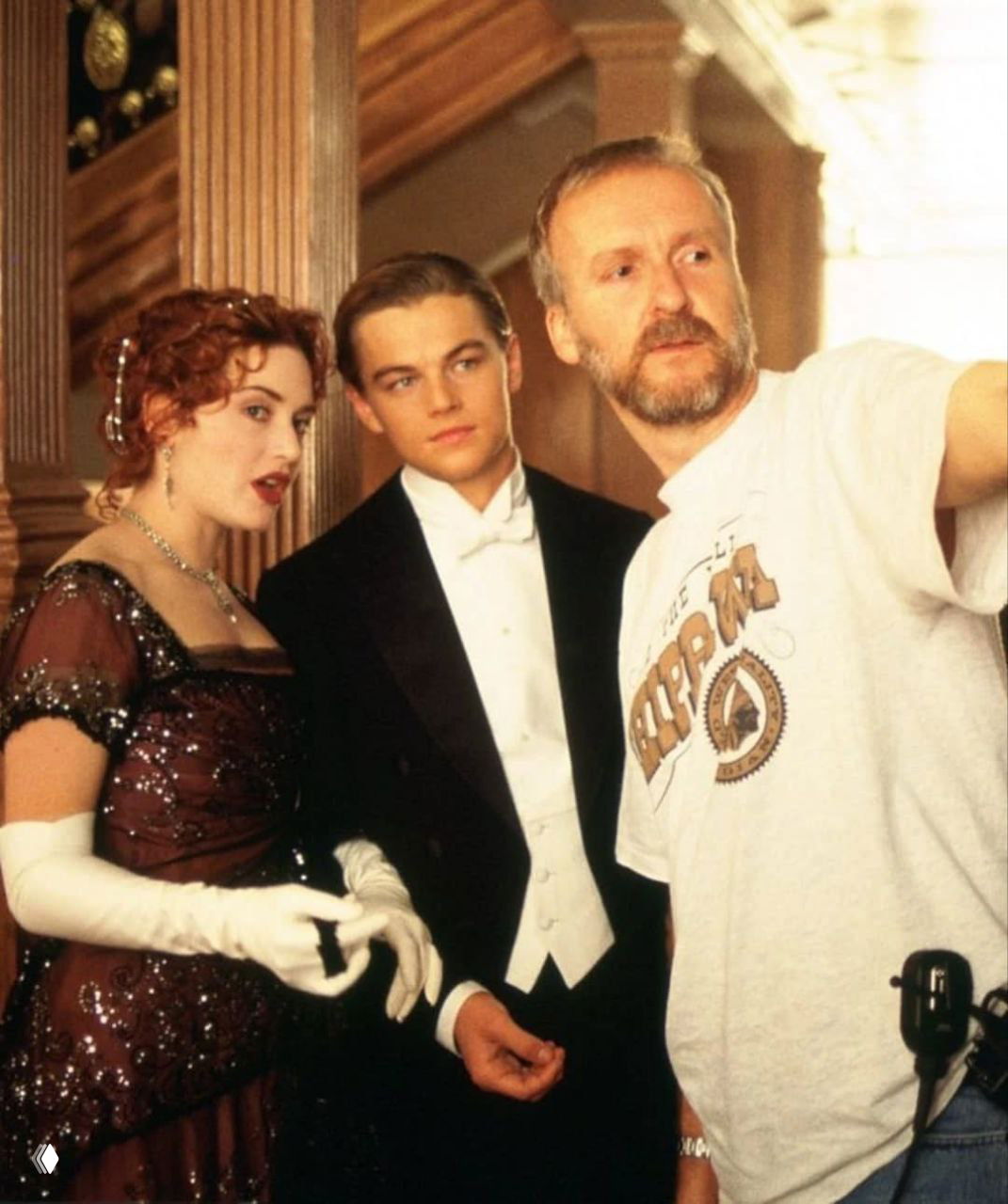 За кадром: режиссёр Джеймс Кэмерон объясняет сцену Леонардо ДиКаприо и Кейт Уинслет в интерьере роскошной палубы корабля.