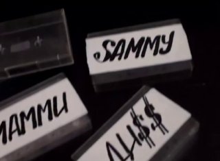 Фото с кассетами и бирками с надписями «SAMMY» и «MAMMU», иллюстрирующее анонс дебютного трека Оксаны Самойловой.