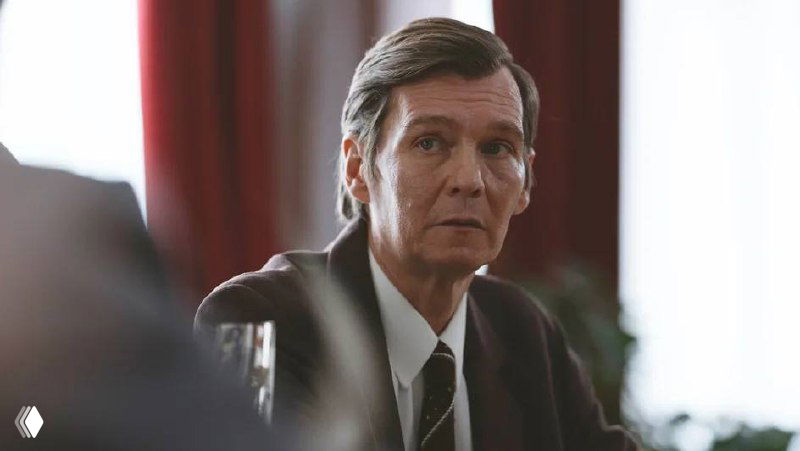 Крупный план лица Филиппа Янковского в образе: драматический кадр фильма, подчёркнутый светом и костюмом эпохи, передаёт характер персонажа.