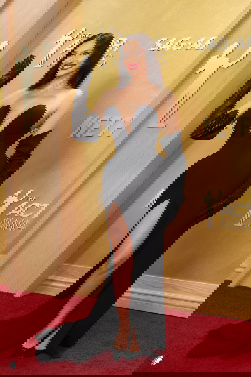 Сияет в total black — образ вечера