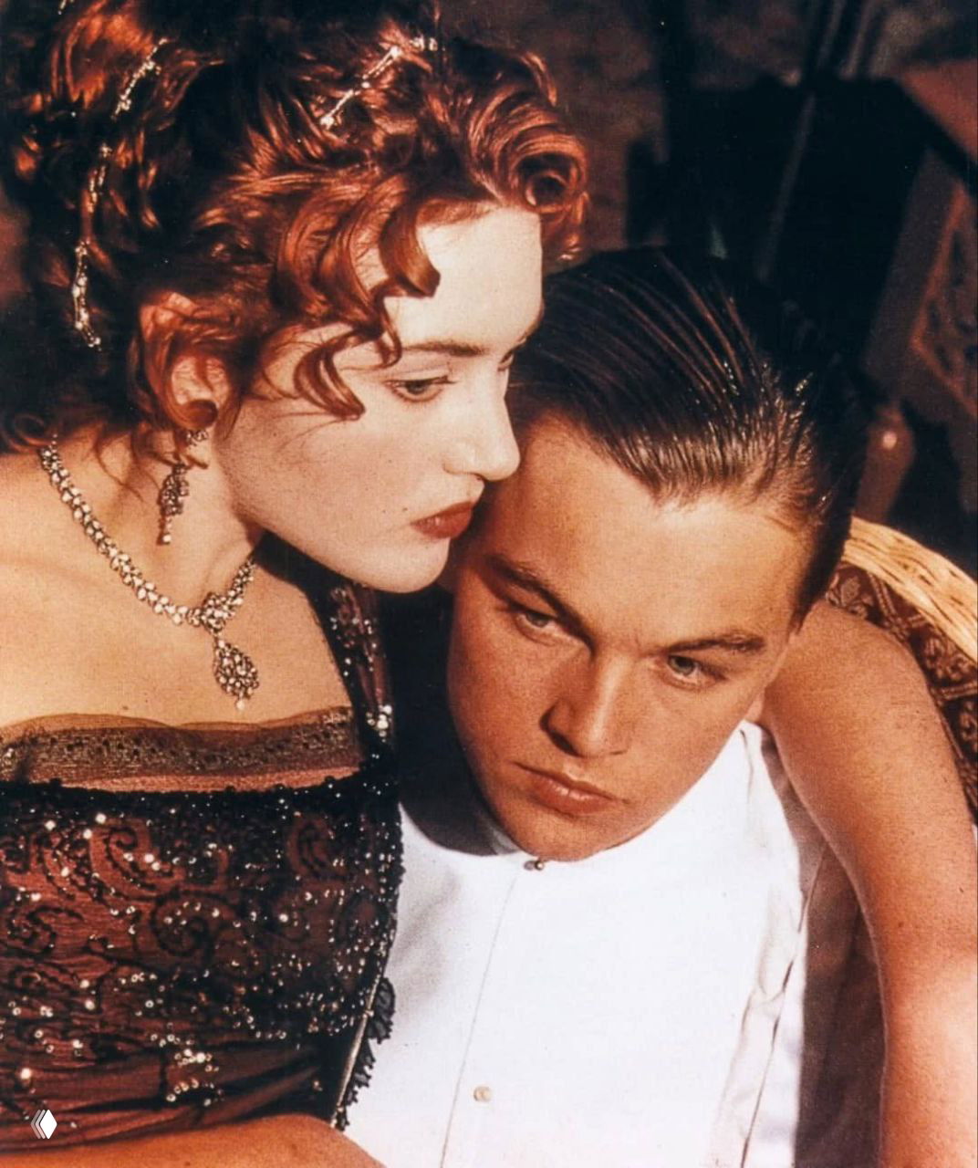 Крупный план: Кейт Уинслет и Леонардо ДиКаприо в сцене на съёмочной площадке, репетиция эмоций и мимики для романтических эпизодов.