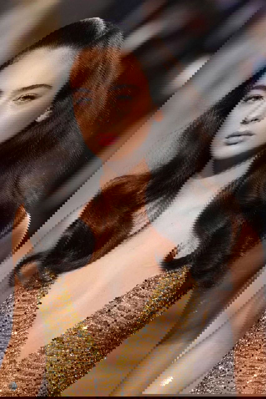 Фрагмент декорированного корсета золотистого платья: вышивка, пайетки и глубокий вырез, показанный крупным планом