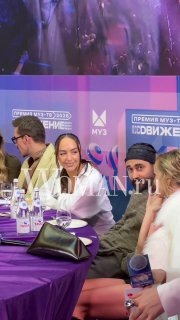 Гости за столом пресс‑завтрака премии МУЗ‑ТВ «Движение»: артисты и приглашённые гости на фиолетовой брендовой локации мероприятия.