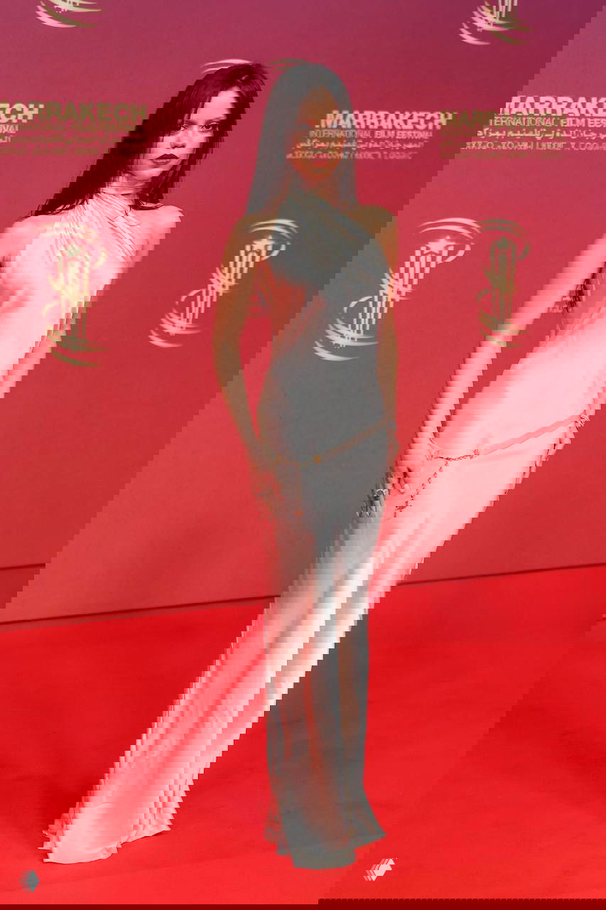 Дженна Ортега в шёлковом платье