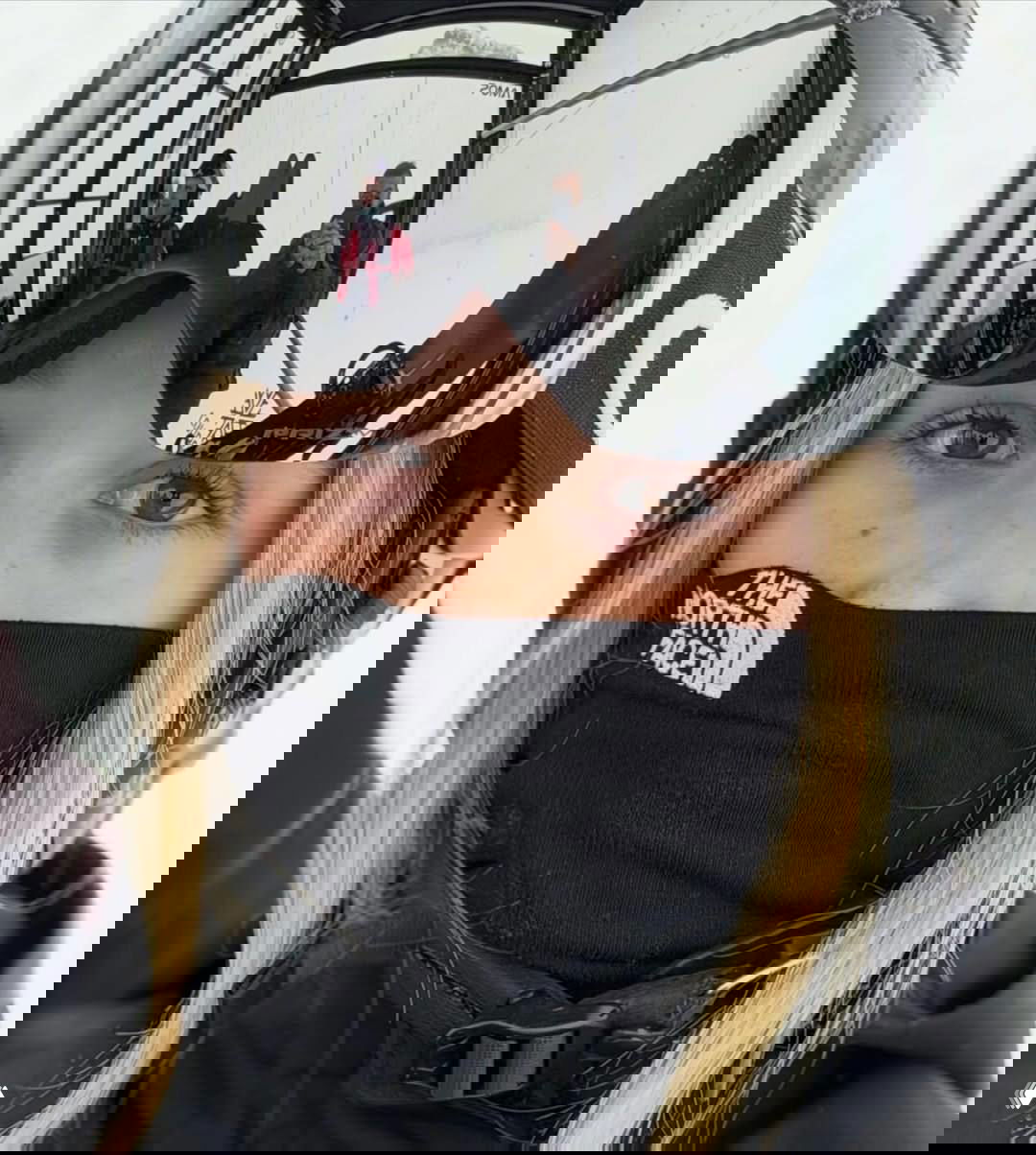 Крупный план Харпер в горнолыжной маске и балаклаве; в отражении зеркальной маски заметны люди и кабина, акцент на её глазах.