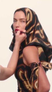 Ирочка Шейк на бьюти-кадре для Emilio Pucci: нанесение помады, платок с геометрическим принтом и акцент на губах.