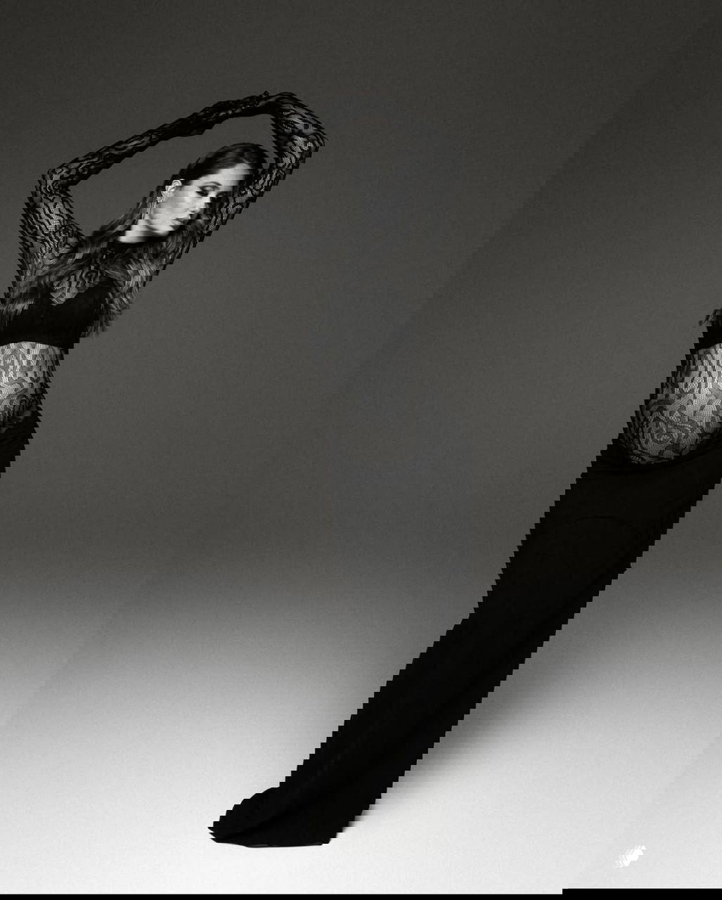 Полнофигурный кадр Агаты Муцениеце в кружевном топе и длинной юбке, подчеркнутая осанка и художественная постановка студийной фотосессии