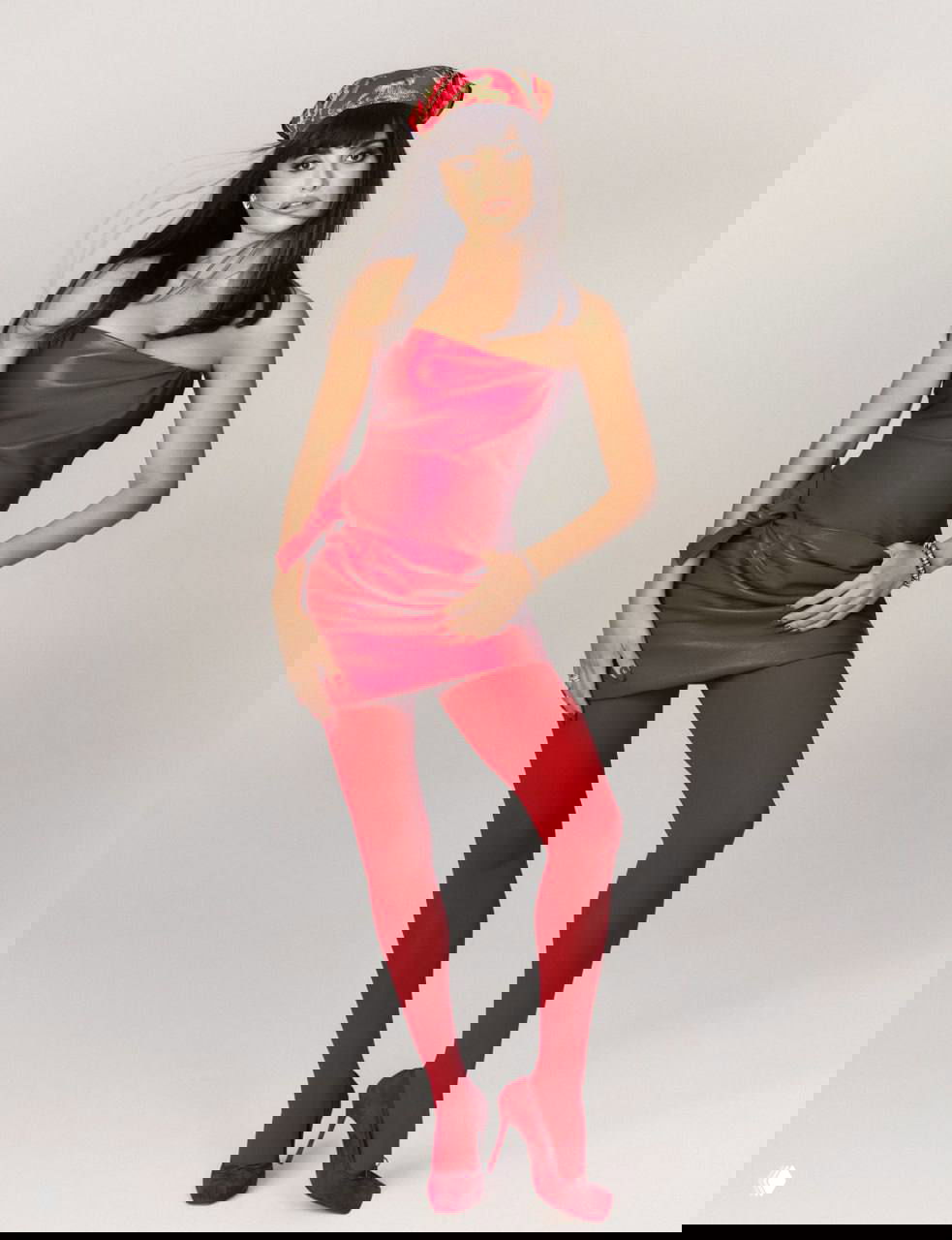 Фотосессия в полный рост: женщина в красном платье, красных колготках и туфлях на светлом нейтральном фоне в ретро‑стиле.