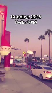 Вертикальное видео с надписью 'Goodbye 2015 Hello 2016' — городской пейзаж с пальмами, прощание с прошлым и атмосфера переходного момента.