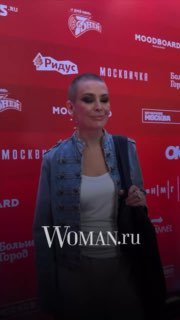 Екатерина Волкова в новом образе: короткая стрижка и частично выбритый затылок на фоне баннера Woman.ru.