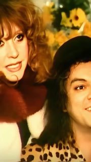 Архивный кадр: женщина и мужчина в сценических образах, ретро-стилизация и крупные планы лиц в тёплых тонах.