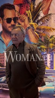 Актёр Сергей Шакуров, 84 года, на премьере фильма «Гуантанамера» в зале «Мосфильма», на фоне яркого постера и логотипа Woman.ru