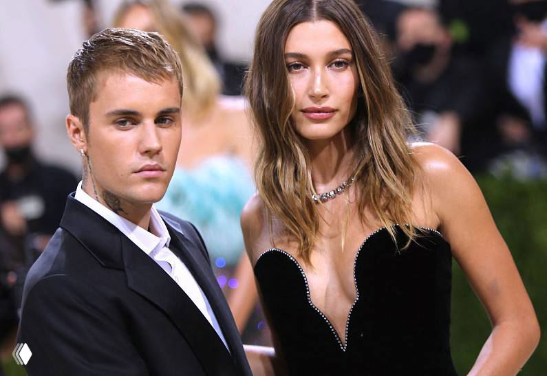 Хейли Бибер рассказала о микроинсульте и операции