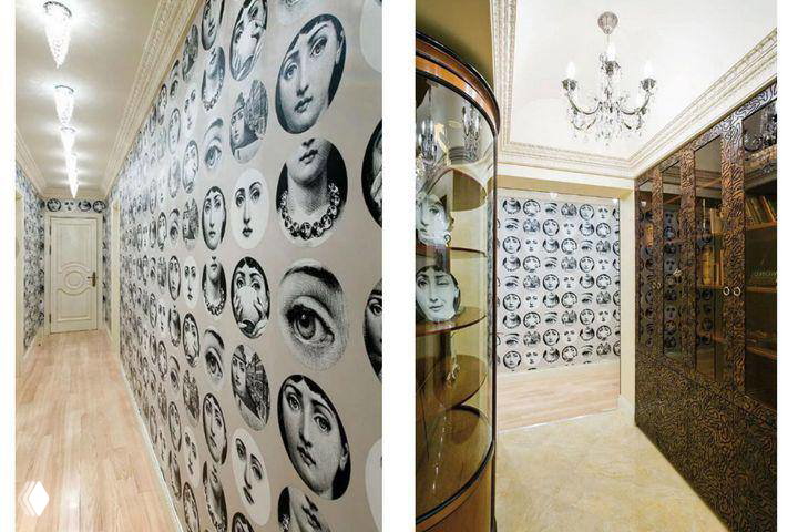 Длинный узкий коридор с декоративными обоями в стиле лиц и зеркальными витринами; эклектичная интерьерная деталь, привлекающая внимание посетителей.