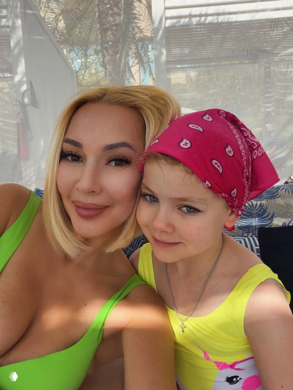 Селфи знаменитой женщины с дочерью на отдыхе: яркие купальники, солнечная атмосфера и тёплые семейные эмоции на фоне летнего интерьера